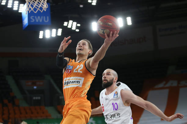 正是一出融 正是一出融